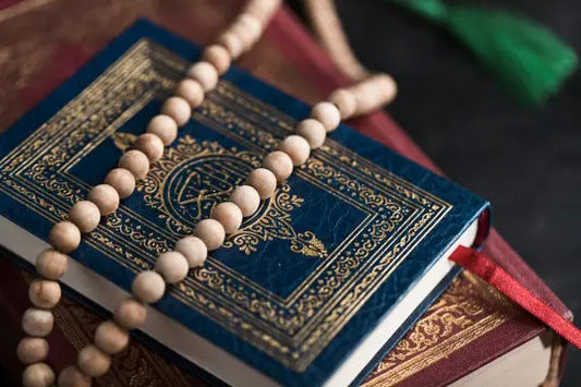 Verschillende Koran edities en vertalingen.