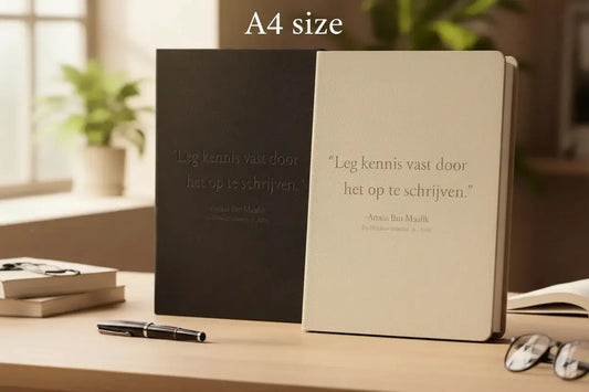 A4 notitieboek in zwart en roomwit met elegante reliëfquotes op de kaft leg kennis vast door het op te schrijven