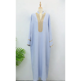 Lichtblauwe abaya kaftan Salwa met beige accenten en gouden trim