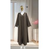 Bruine abaya met klokkende mouwen en V-hals van Abayaset Marrakech