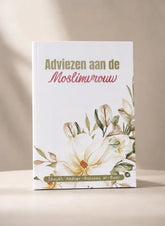 Witte hardcoverboek adviezen aan de moslimvrouw met bloemrijke aquarel illustraties en gouden roze tekst op de voorkant