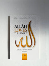 Witte hardcover boek met gouden folie letters en stijlvolle arabische kalligrafie getiteld allah loves the humble door al-hafiz ibn abi dunya