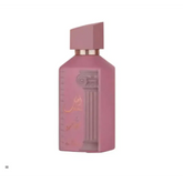 Een matte roze parfumfles van ard al zaafaran ahubbak love in paris met geometrische dop en goudfolie details