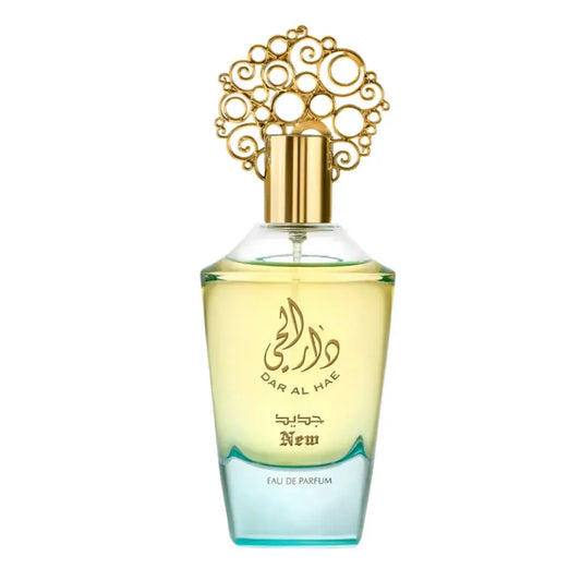 Een transparante glazen fles met bleekgele parfum en een gouden sierlijke dop van ard al zaafaran dar al hae gold