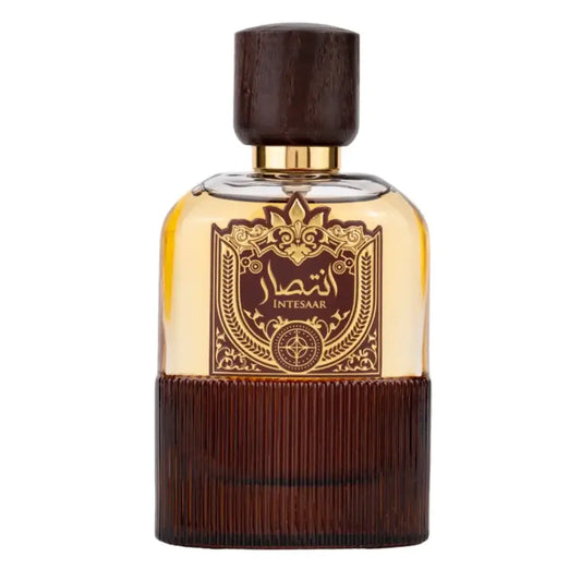 Een luxe amberkleurige parfumfles met donkerhouten dop en goudaccenten met arabische kalligrafie van ard al zaafaran intesaar