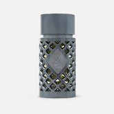 Een slanke matgrijze metalen parfumfles van ard al zaafaran jazzab silver met diamantvormige hanger en lattice uitsparingen