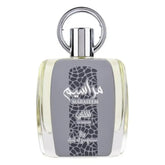 Een slanke transparante glazen fles maraseem parfum van al malaki met zilveren dop en arabische tekst op grijs label