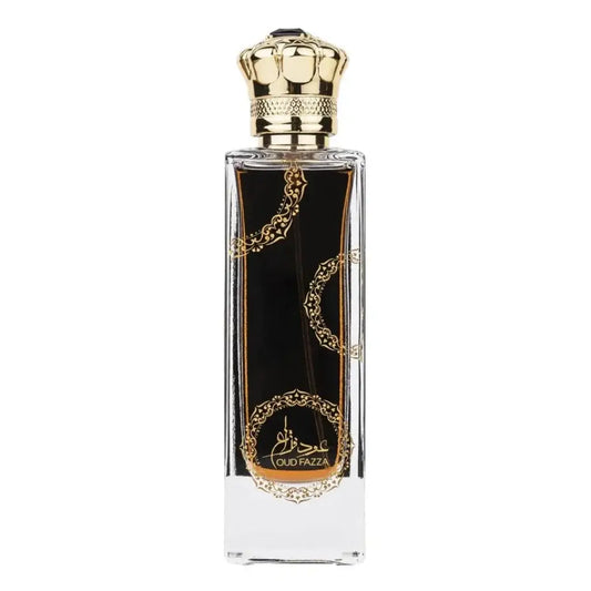 Een rechthoekige glazen Ard al Zaafaran oud Fazza parfumfles met zwarte vloeistof en gouden filigrainpatronen en kroonvormige dop