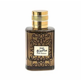 Een rechthoekige amberkleurige glazen fles met zwart geëtste patronen en gouden dop van ard al zaafaran oud malezee