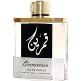 Een slanke doorzichtige glazen fles qamarain eau de parfum van ard al zaafaran met goudkleurige dop en metallic accenten