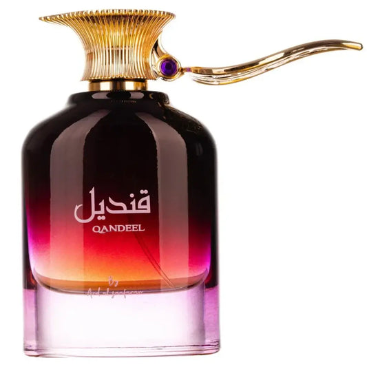 Een luxueuze ard al zaafaran qandeel parfumfles met een diepe paarse naar levendige roze vloeistof, glazen houder en gouden dop