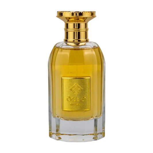 Een gouden geurde fles met gefacetteerd glas en een sierlijke gouden dop met een arabisch merkplaatje van oud