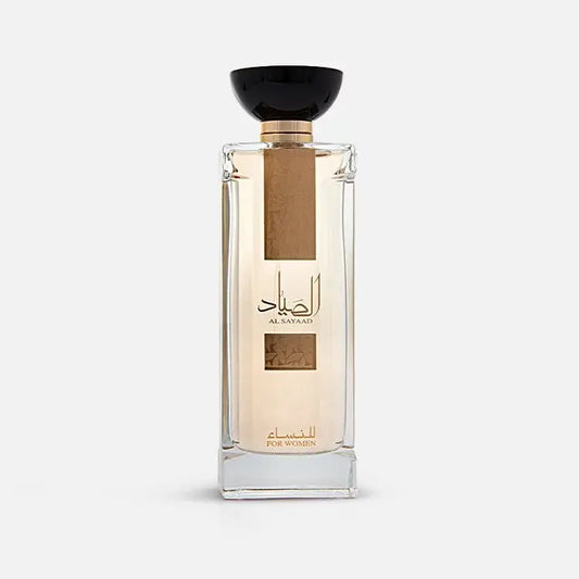 Een rechthoekige glazen parfumfles met zwarte dop en gouden accenten met arabische tekst voor al sayaad vrouw van ard al zaafaran