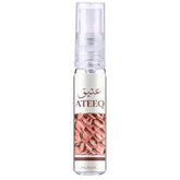 Een transparante glazen sprayfles met een duidelijke pomp en een etiket met de merknaam ateeq en roségouden munten voor ateeq edp 100 ml