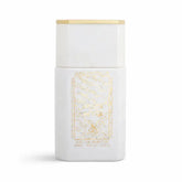 Een strak wit rechthoekig parfumflesje attar al layal white edp 100 ml met een gouden dop en een gouden bloemmotief label