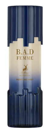 Een slanke verticale fles b.a.d femme body mist van maison altamara met een blauw-cream kleurig label en gouden letters