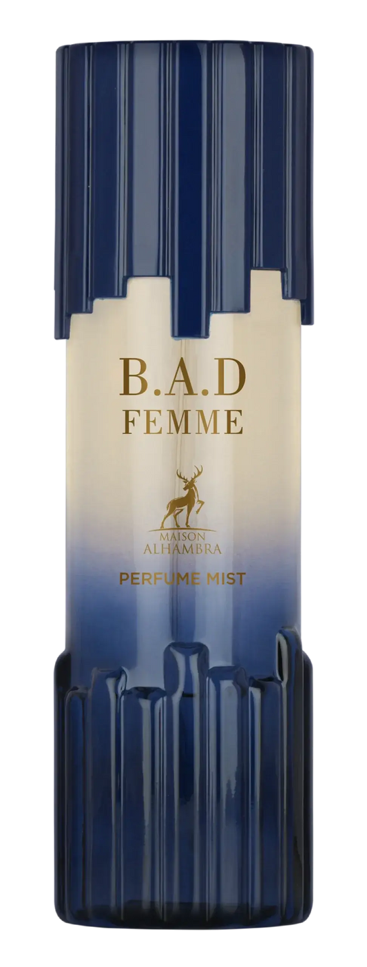 Een slanke verticale fles b.a.d femme body mist van maison altamara met een blauw-cream kleurig label en gouden letters