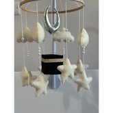 Prachtige babymobiel met Kaaba, maan, sterren en wolken voor een islamitische sfeer