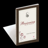 Boek Bezinning in de Islam met bloemendecoratie en bruin frame, waardevolle ruwe edelstenen