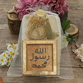 Gouden plaque met Arabische kalligrafie en kwastje in organza, Cadeaupakketje met schilderijtje