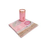 Roze gebed cilinder op decoratieve stof in cadeauset gebed cilinder