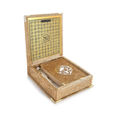 Ornate wooden box met vergulde esmaül hüsna Quran en parel tasbih in klein formaat