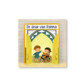 Geel en wit deur met boogtop open, onthult twee kinderen in rolstoel - De deur van Rahma