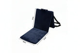 Navy blauwe opvouwbare campingstoel met zwarte riemen en gevoerde zitting en rugleuning voor draagbare gebedskleed