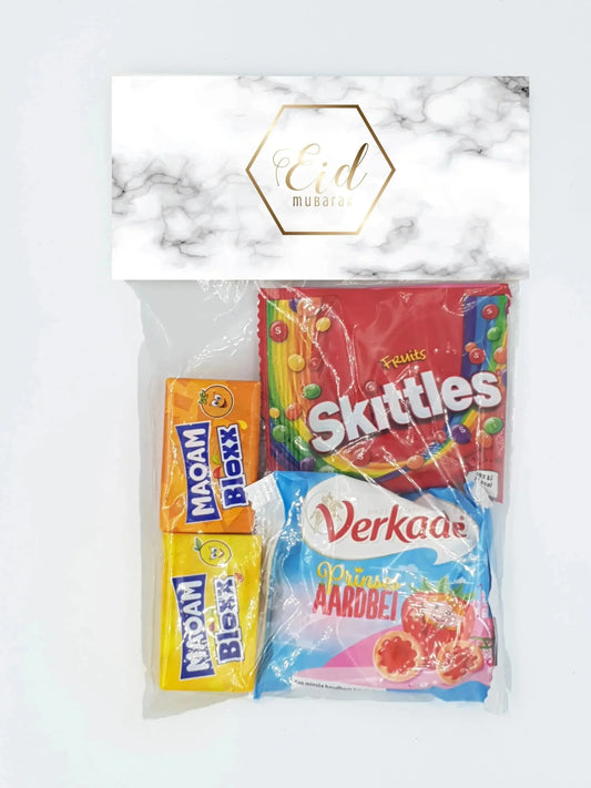 Een feestelijke marmeren eid mubarak traktatiezak gevuld met kleurrijke snoepjes zoals skittles en verkaai aardbei