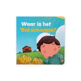 Een kindervriendelijk kartonnen boek met een heldere blauwe omslag en een jongen in een groen geruit overhemd heet waar is het eid schaapje