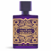 Een diep paarse rechthoekige parfumfles al fakhr badr al oud amethyst met een gouden arabische en Engelse label