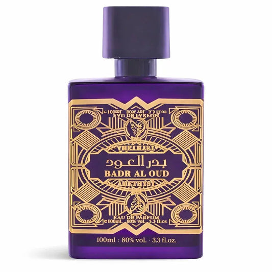 Een diep paarse rechthoekige parfumfles al fakhr badr al oud amethyst met een gouden arabische en Engelse label