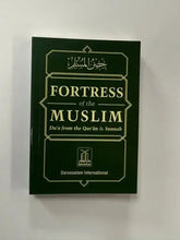 Donkergroene hardcoverboek met gouden letters en decoratieve randen getiteld fortress of the muslim du’a van de qur’an en sunnah van darussalam international