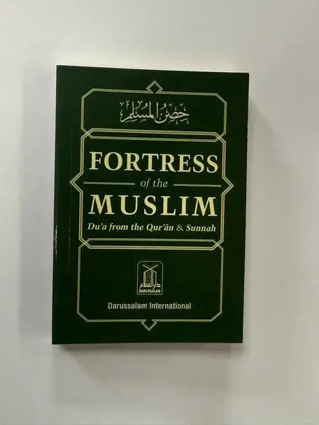 Donkergroene hardcoverboek met gouden letters en decoratieve randen getiteld fortress of the muslim du’a van de qur’an en sunnah van darussalam international