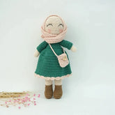 Handgemaakte amigurumi gehaakte pop met groene jurk en roze hijab, perfecte accessoire