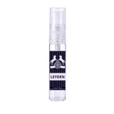 Heldere glazen sprayfles met marineblauw wit gestreept label en witte paarden silhoutten voor al hambra parfum leyden