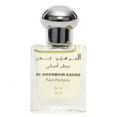 Een duidelijke glazen fles al haramain badar pure parfumolie met zilveren dop en arabisch label