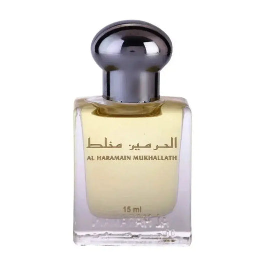 Een helder glazen flesje met een zilverkleurige dop met 15 ml lichtgele geurolie al haramain mukhallath