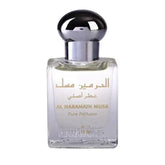 Een heldere glazen fles van al haramain parfumolie musk met een zilveren dop en gouden letters op de voorkant