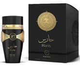 Zwart glazen parfumfles met gouden accenten en leeuwembleem met arabisch en engels haris van fariis edp