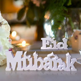 Witte houten Eid Mubarak letters met elegant script voor Eid Mubarak decor