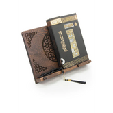 Heilige Koran met houten verstelbare boekenstandaard en decoratieve ka’aba patroon