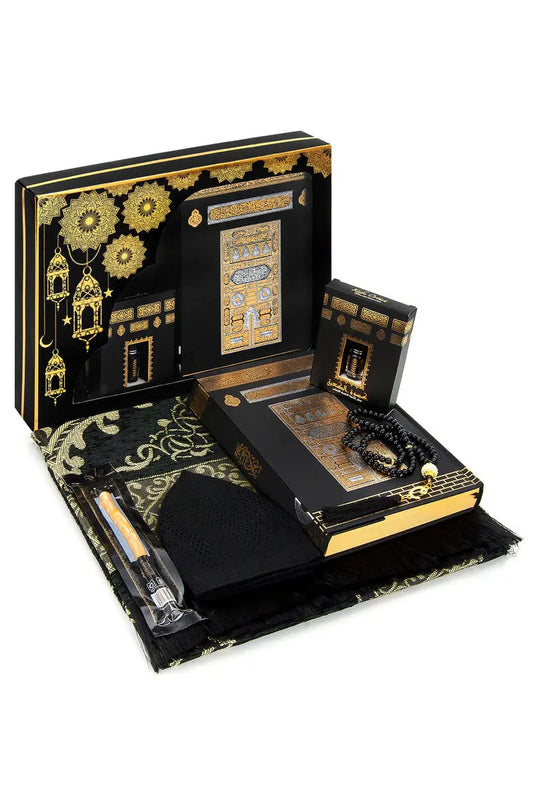 Luxe Kaaba cadeauset met zwarte gebedskleed, tasbih, koran, parfum, mutsje en siwak - Islamboekhandel.nl