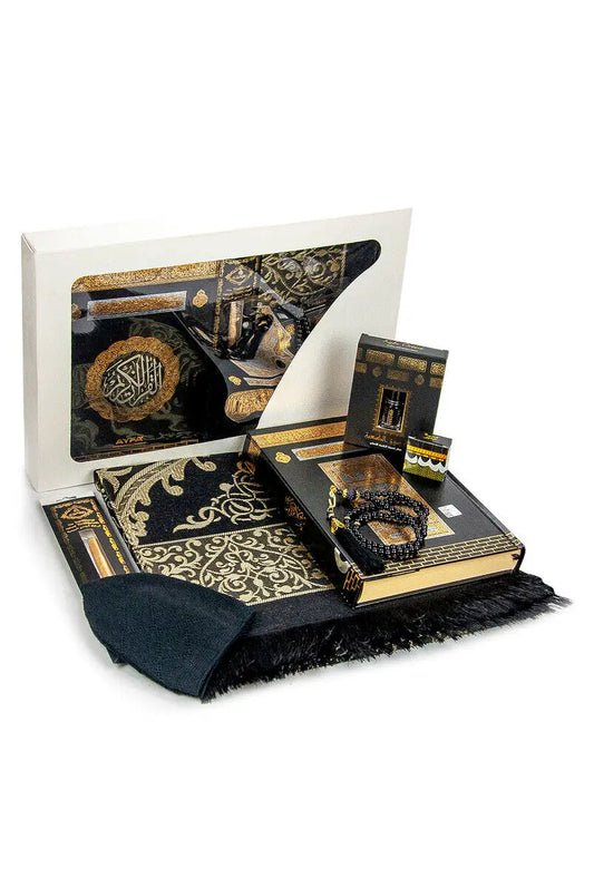 Luxe Kaaba cadeauset met zwarte gebedskleed, tasbih, koran, parfum, mutsje en siwak - Islamboekhandel.nl