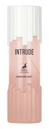 Een slank, doorschijnend perzikkleurig maison alhambra intrude body mist flesje met witte ribbelde dop