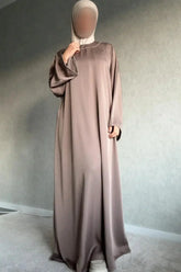 Taupe satijnen kaftan abaya dames houda met subtiele kralen detailing bij halslijn en manchetten