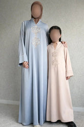 Een set kaftan abaya mayar in pastelblauw en beige met lange mouwen en witte borduursels aan de voorkant