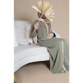 Sagegroene abaya Kaftan Aliyah (Binti) met borduurwerk en roze rand