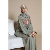 Sagegroene bloemige abaya met geborduurde details en bijpassende hijab Kaftan Aliyah Ummi