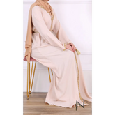 Mooi luxe kaftan Faouzia Binti: beige abaya met gouden details en hijab